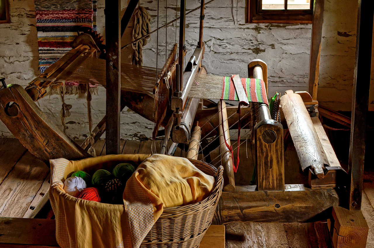 alte Weberei mit Webstuhl alte Weberei mit Webstuhl