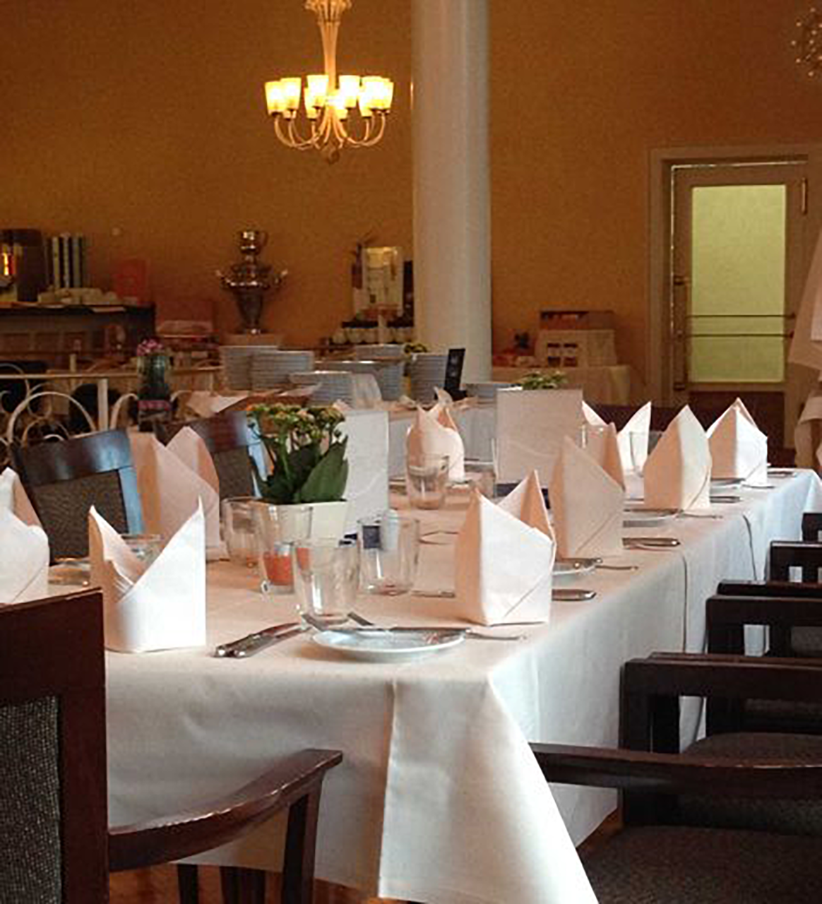 Gefaltete Stoffservietten im Restaurant Gefaltete Stoffservietten im Restaurant