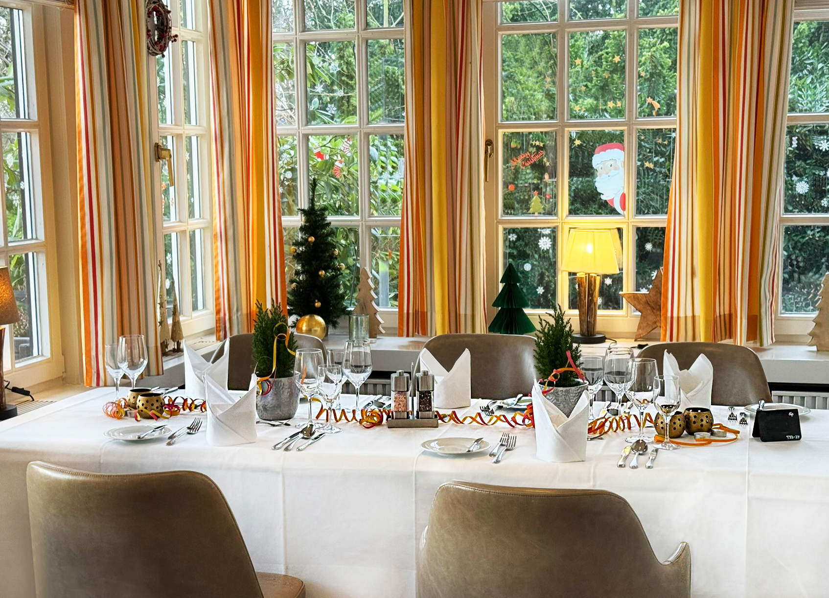 Gedeckter Tisch mit gefalteten Stoffservietten Gedeckter Tisch mit gefalteten Stoffservietten