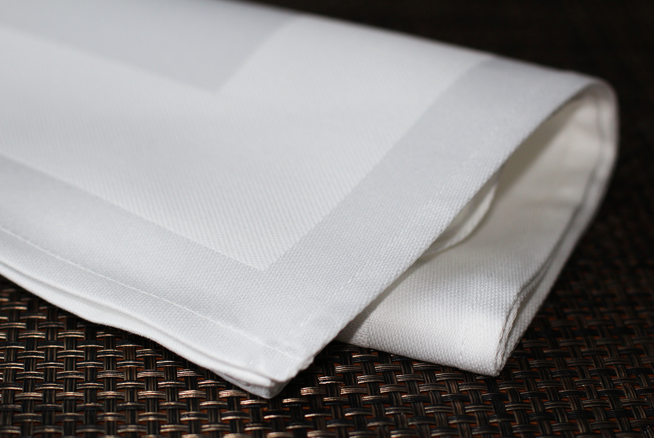 Stoffserviette mit Atlasstreifen Stoffservietten mit Atlasstreifen