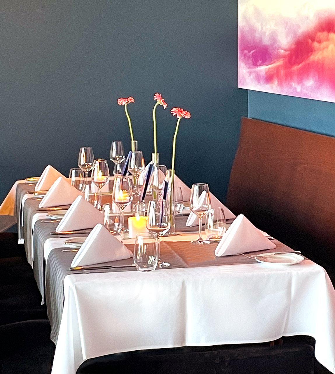 Gefaltete Stoffservietten in einem modernen Restaurant Gefaltete Stoffservietten in einem modernen Restaurant